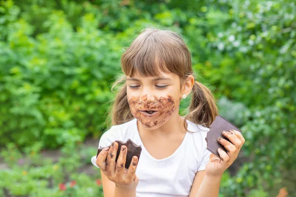 那孩子吃一块巧克力棒 有选择的重点 — 图库照片
