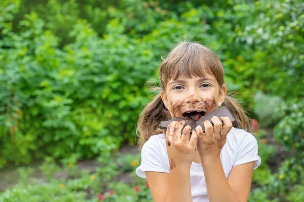 Çocuk Bir Çikolata Yiyor Seçici Odaklanma Nsanlar — Stok fotoğraf