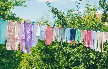 Bebek kıyafetleri sokakta kuruyor. Seçici odaklanma. Doğa.