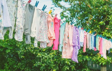 Bebek kıyafetleri sokakta kuruyor. Seçici odaklanma. Doğa.