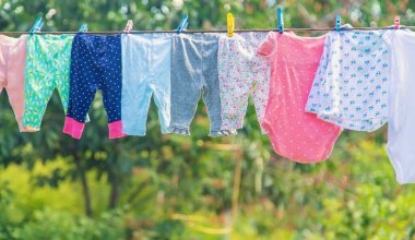 Bebek kıyafetleri sokakta kuruyor. Seçici odaklanma. Doğa.