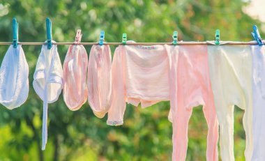 Bebek kıyafetleri sokakta kuruyor. Seçici odaklanma. Doğa.