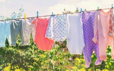 Bebek kıyafetleri sokakta kuruyor. Seçici odaklanma. Doğa.