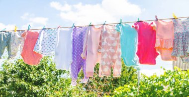 Bebek kıyafetleri sokakta kuruyor. Seçici odaklanma. Doğa.