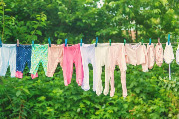 Roupas Bebê Estão Secando Rua Foco Seletivo Natureza — Fotografia de Stock