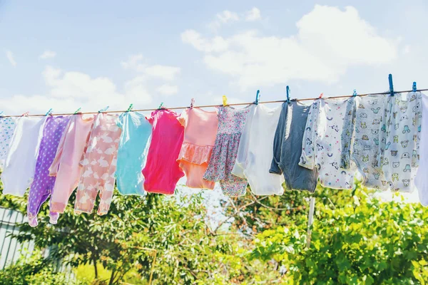 Ropa Bebé Está Secando Calle Enfoque Selectivo Naturaleza —  Fotos de Stock