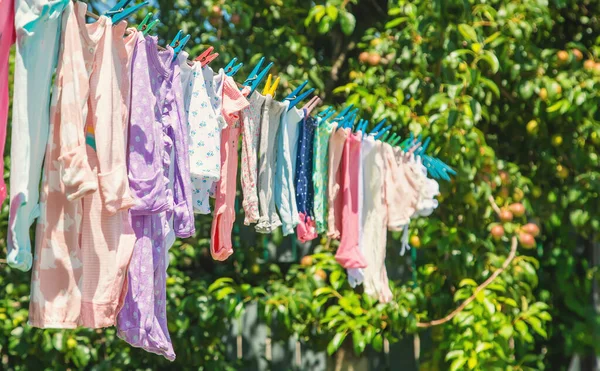 Ropa Bebé Está Secando Calle Enfoque Selectivo Naturaleza —  Fotos de Stock