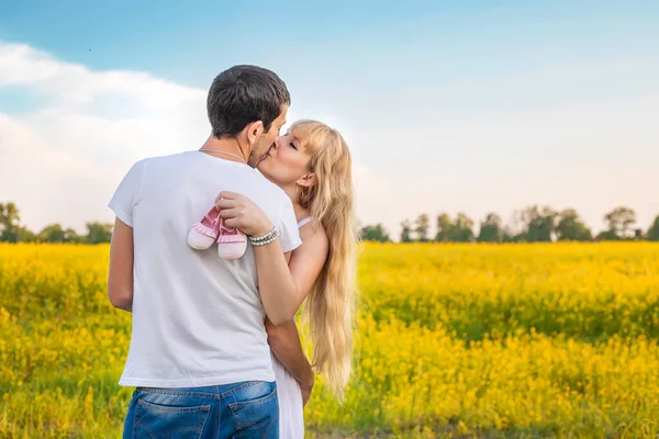 Schwangere Und Mann Halten Babyschuhe Der Hand Selektiver Fokus Natur — Stockfoto