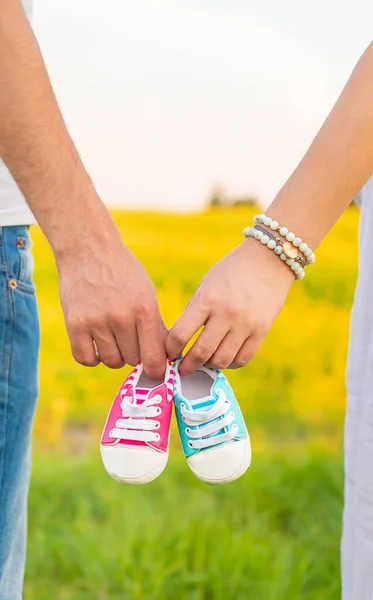 Mulher Grávida Homem Segurar Sapatos Bebê Foco Seletivo Natureza — Fotografia de Stock