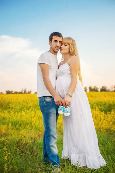 Donna Incinta Uomo Tengono Scarpe Bambino Concentrazione Selettiva Natura — Foto Stock