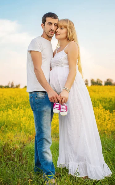 Mujer Embarazada Hombre Sostienen Zapatos Bebé Enfoque Selectivo Naturaleza — Foto de Stock