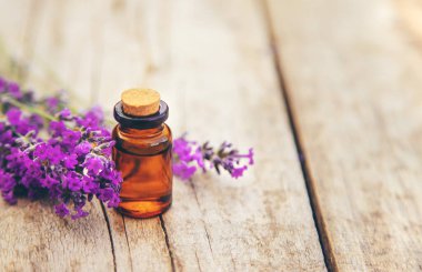 Lavanta yağı küçük bir şişede. Seçici odaklanma. Doğa..