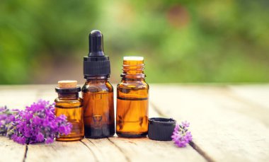 Lavanta yağı küçük bir şişede. Seçici odaklanma. Doğa..