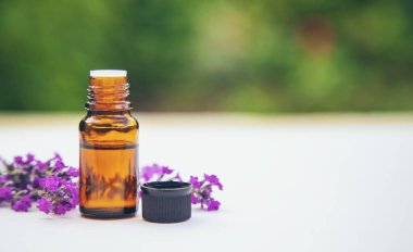 Lavanta yağı küçük bir şişede. Seçici odaklanma. Doğa..