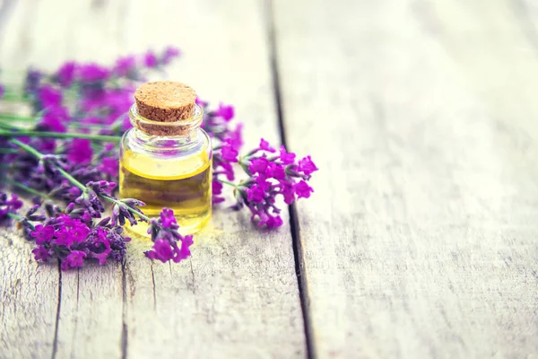 Aceite Esencial Lavanda Una Botella Pequeña Focus Nature Selectivo — Foto de Stock