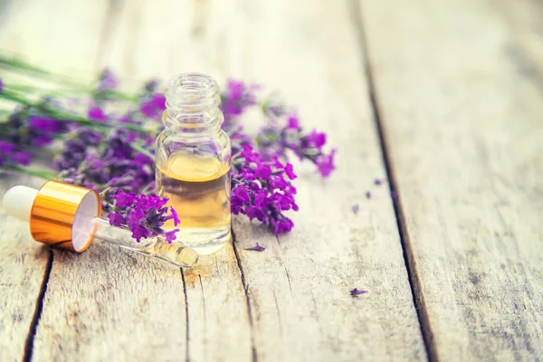 Ätherisches Lavendelöl Einer Kleinen Flasche Selektiver Fokus — Stockfoto