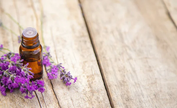 Etherische Olie Van Lavendel Een Kleine Fles Selectieve Focus Nature — Stockfoto