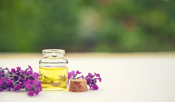 Óleo Essencial Lavanda Uma Pequena Garrafa Focus Nature Seletivo — Fotografia de Stock