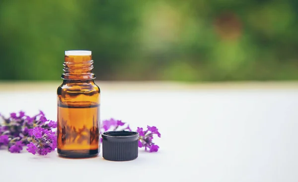 Óleo Essencial Lavanda Uma Pequena Garrafa Focus Nature Seletivo — Fotografia de Stock