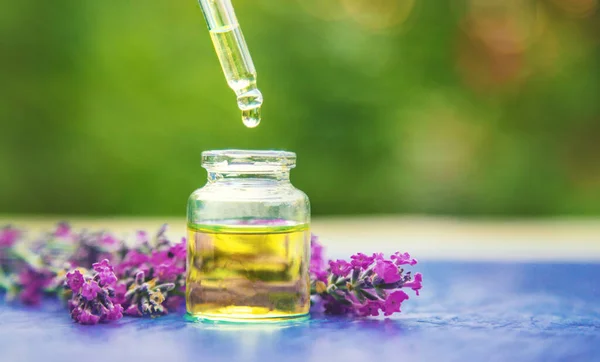 Óleo Essencial Lavanda Uma Pequena Garrafa Focus Nature Seletivo — Fotografia de Stock