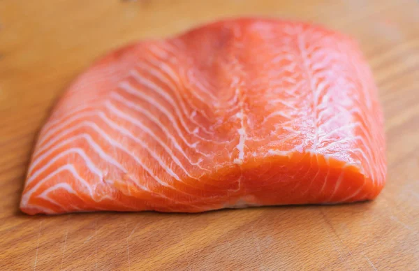 Filé Peixe Vermelho Cortando Placa Foco Seletivo Alimentos — Fotografia de Stock