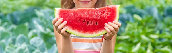 Een Kind Een Picknick Eet Een Watermeloen Selectieve Focus Voedsel — Stockfoto