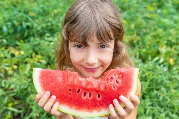 Niño Picnic Come Una Sandía Enfoque Selectivo — Foto de Stock