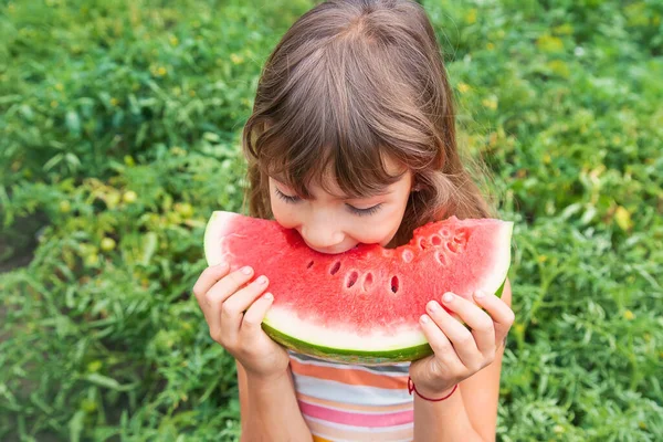 Ein Kind Beim Picknick Isst Eine Wassermelone Selektiver Fokus — Stockfoto