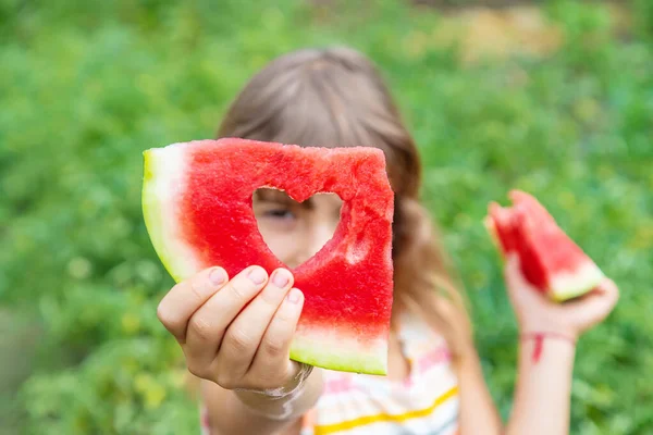 Een Kind Een Picknick Eet Een Watermeloen Selectieve Focus Voedsel — Stockfoto