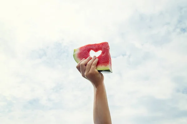 Ett Barn Picknick Äter Vattenmelon Selektivt Fokus Livsmedel — Stockfoto