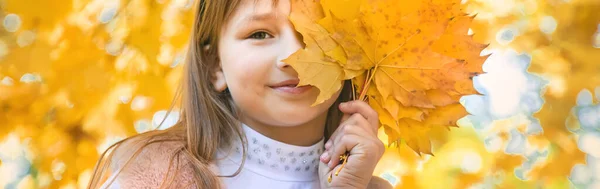 Kinder Park Mit Herbstlaub Selektiver Fokus — Stockfoto