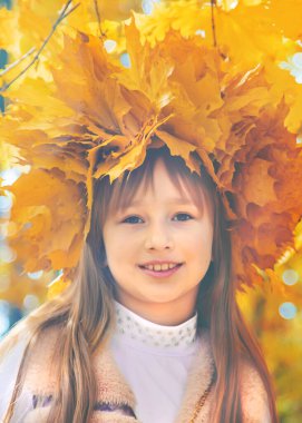 Sonbahar yapraklarıyla parktaki çocuklar. Seçici odak.