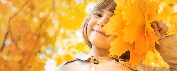 Enfants Dans Parc Avec Des Feuilles Automne Concentration Sélective — Photo