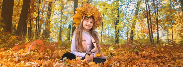 有秋天树叶的公园里的孩子们 有选择的重点 — 图库照片