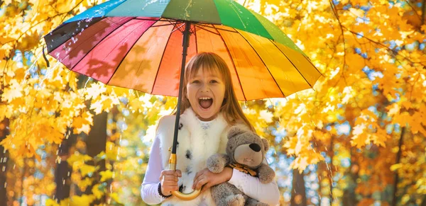 Enfant Sous Parapluie Dans Parc Automne Concentration Sélective — Photo