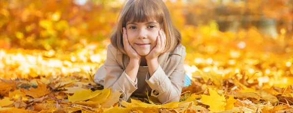 Enfants Dans Parc Avec Des Feuilles Automne Concentration Sélective — Photo