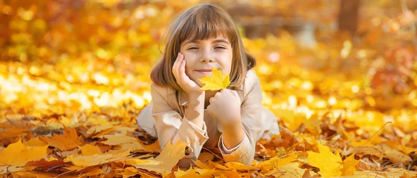 Niños Parque Con Hojas Otoño Enfoque Selectivo —  Fotos de Stock