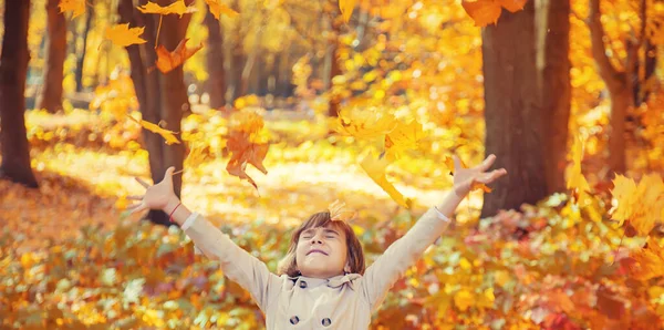 Kinder Park Mit Herbstlaub Selektiver Fokus — Stockfoto