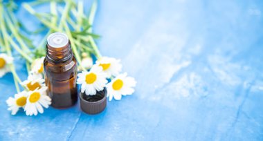 Papatya yağı küçük bir şişede. Seçici odaklanma. Doğa.