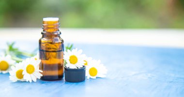 Papatya yağı küçük bir şişede. Seçici odaklanma. Doğa.