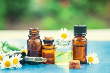 Papatya yağı küçük bir şişede. Seçici odaklanma. Doğa.