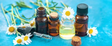 Papatya yağı küçük bir şişede. Seçici odaklanma. Doğa.