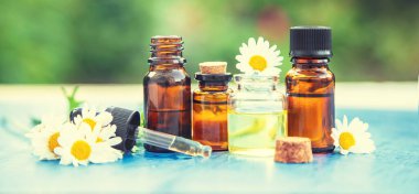 Papatya yağı küçük bir şişede. Seçici odaklanma. Doğa.