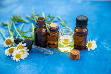 Papatya yağı küçük bir şişede. Seçici odaklanma. Doğa.