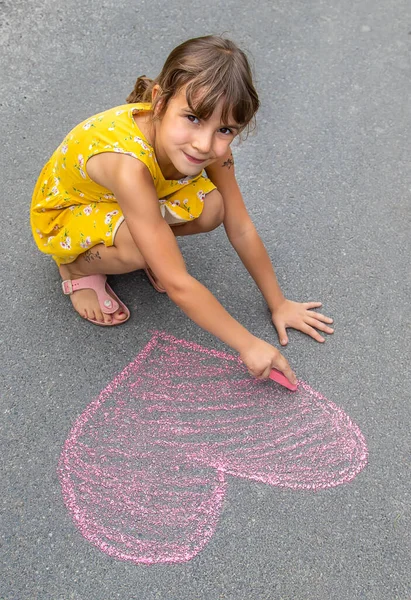 Enfant Dessine Cœur Sur Asphalte Avec Craie Concentration Sélective Enfant — Photo