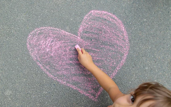 Criança Desenha Coração Asfalto Com Giz Foco Seletivo Miúdo — Fotografia de Stock