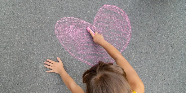 Bambino Disegna Cuore Sull Asfalto Con Gesso Concentrazione Selettiva Ragazzo — Foto Stock