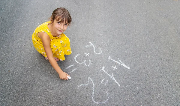 子供は舗装に数学を書きます 選択的フォーカス — ストック写真