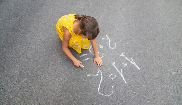 Barnet Skriver Matte Trottoaren Selektivt Fokus Sommar — Stockfoto