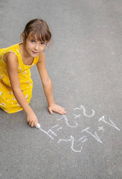 Дитина Пише Математику Тротуарі Вибірковий Фокус Літо — стокове фото